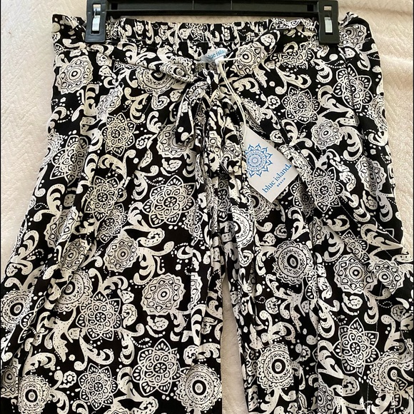 blue island Pants - NWT Blue Island beach side slit pants